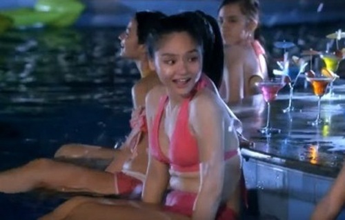 Người đẹp Việt tưởng sexy nhưng "không dám" mặc bikini đi biển - 2 Khi đó nữ diễn viên còn để lộ nhiều nhược điểm vòng hai khi diện bikini