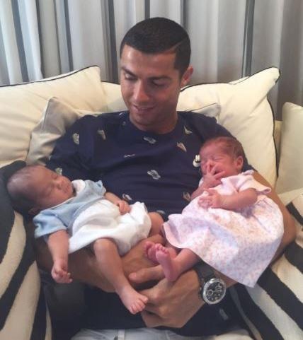 Bạn gái bực tức với C.Ronaldo vì chuyện có con riêng? - 5 Georgina Rodriguez bị đồn không vui vì C.Ronaldo có thêm con?