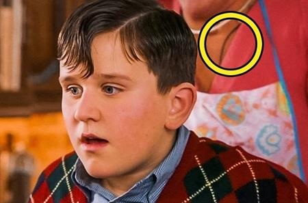 “Soi” lỗi hài hước trong các bom tấn Hollywood - 5 Một nhân vật trong phim “Harry Potter và Hòn đá Phù thủy” cũng đã vô tình bị lộ dây đeo tai nghe trong một cảnh phim