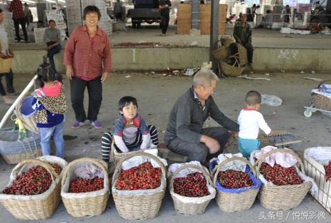 Cherry Trung Quốc giá rẻ bán công khai 120.000 đồng/kg - 6
Cherry bán tại các chợ ở Trung Quốc.