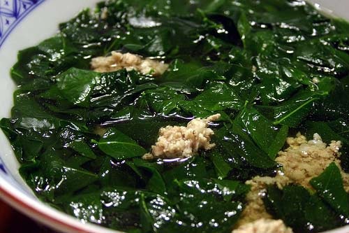 Cách chọn rau ngót sạch, không hóa chất có thể bạn chưa biết - 2
Với rau ngót tươi ngon, khi nấu canh, màu nước xanh nhạt và trong, không có màu sắc bất thường.