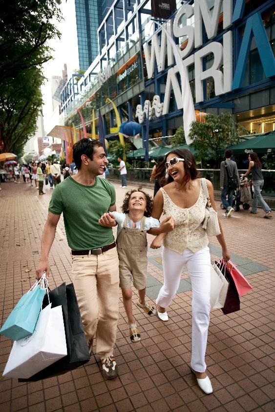 Singapore - Đảo quốc thiên đường cho gia đình du lịch hè - 5 Ngoài ra, Mùa Siêu Khuyến Mãi - Great Singapore Sale diễn ra từ ngày 9/6 đến 13/8 sẽ biến toàn bộ quốc đảo sẽ trở thành thiên đường mua sắm. Trong Mùa Siêu Khuyến Mãi, các cửa hiệu bán lẻ ở Singapore thường giảm giá rất mạnh tay, đôi khi có sản phẩm giảm giá lên đến 70 phần trăm.