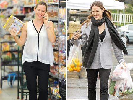Soi lối sống “bình dân” đáng ngưỡng mộ của loạt sao đình đám - 5 Jennifer Garner luôn biết cách cân bằng giữa việc làm một ngôi sao Hollywood và một bà nội trợ bình thường. Chăm chỉ mua sắm ở các siêu thị gần nhà, không quá cầu kì chuyện ăn uống hay trang phục nhưng Jennifer vẫn dành thời gian, tiền bạc đầu tư cho các tổ chức giáo dục và giúp đỡ trẻ em.