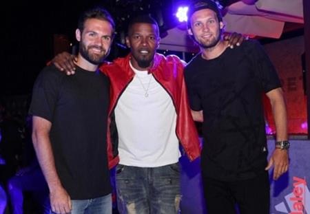 Jamie Foxx còn thân thiết chụp hình cùng cả Mata và Blind