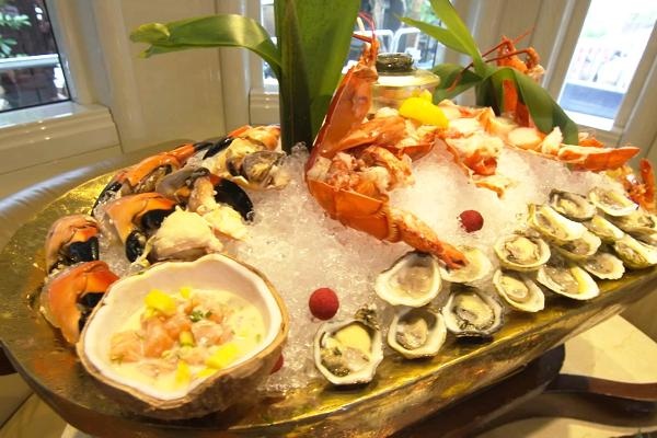 5 món chỉ giới siêu giàu mới dám ăn - 5 Bàn ăn đầy hải sản cao cấp trên du thuyền. (Nguồn: CNBC)