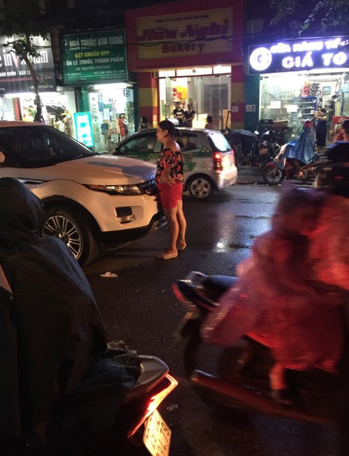 Hà Nội: Bắt gặp chồng và bồ trên phố, người vợ ôm con gào khóc trong mưa - 2
Chị đã ngất lịm sau khi chứng kiến hành động của chồng. (Ảnh: Internet)