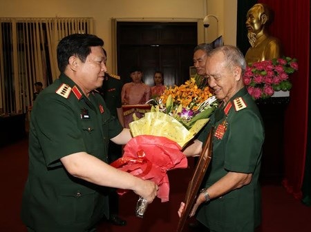 Chuyện Đại tướng sống chung với mảnh đạn trong đầu gần 50 năm - 2 Năm 2016, Đại tướng Phạm Văn Trà được trao Huy hiệu 60 năm tuổi Đảng. (Ảnh: Báo QĐND)