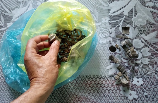 Sau loạt tiếng nổ khi máy bay bay ngang, nhiều nhà dân bị hỏng nặng - 6 Rất nhiều mảnh kim loại được thu giữ sau sự cố