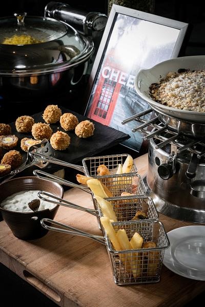 Trứng cút viên, salad củ cải đỏ, bò Wellington, kedgeree cá xông khói, cá tuyết Atlantic kèm khoai tây chiên và bánh dâu đen tráng miệng, bạn muốn thử món nào trong số các đặc sản của xứ sở sương mù?