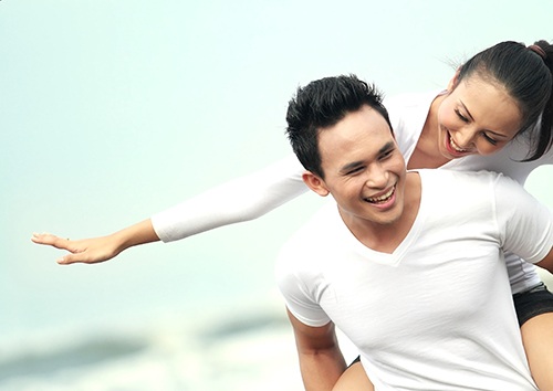 Có cả chồng lẫn bồ, lại si mê thêm "phi công trẻ" kém 10 tuổi - 2
Yêu phi công trẻ khiến chị cảm thấy mình như gái 18 (Ảnh minh họa IT)