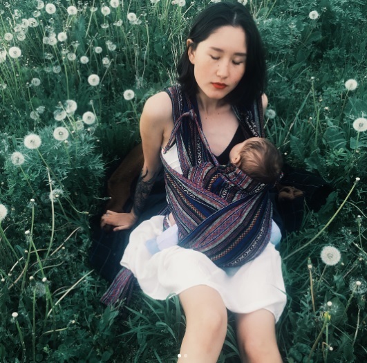 Bị chỉ trích vì đăng ảnh cho con bú, con gái Tổng thống Kyrgyztan lên tiếng - 3
Aliya Shagieva rất hay đăng ảnh chụp cùng con lên mạng