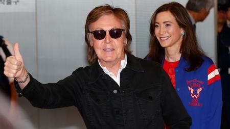 Huyền thoại âm nhạc Paul McCartney cũng là một ví dụ tiêu biểu cho lối sống giản dị. Thay vì lựa chọn gửi con cái đến những trường tư thục đặc biệt dành riêng cho các bậc phụ huynh nổi tiếng, Paul McCartney lại chỉ để cô con gái Stella của mình tới một ngôi trường công lập bình thường. Và dù là một tỷ phú nhưng huyền thoại của The Beatles vẫn sống rất nguyên tắc. Thậm chí, đã có lần McCartney đã thu phí khách khứa đến uống rượu tại bữa tiệc của vợ cũ Heather Mills.