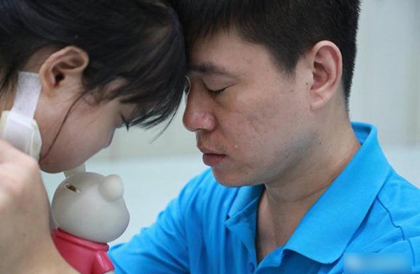 
Nước mắt trào dâng trên gương mặt người cha.
