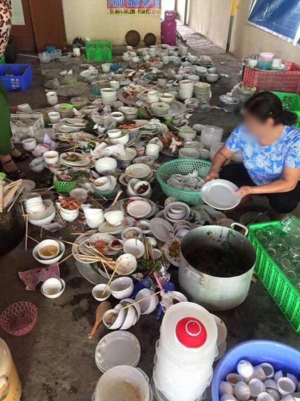 Ngán ngẩm với "núi" bát đũa, cô dâu mới được dân mạng thương cảm - 2
Những hình ảnh rửa bát này không hề lạ trên mạng xã hội facebook Việt Nam.