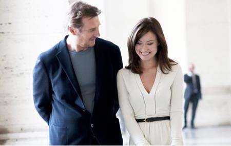 Chuyện tình giữa Liam Neeson và Olivia Wilde trong bộ phim “Third person” (2013) từng nhận được nhiều phản hồi trái chiều vì Olivia Wilde kém Liam Neeson 32 tuổi và trông cả hai lúc sánh đôi bên nhau quả thực chỉ giống như hai cha con.
