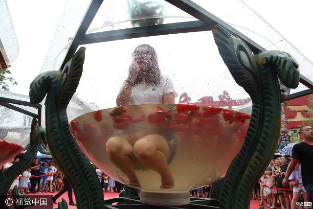 Cay xé lưỡi với cuộc thi ăn ớt kỳ quặc ở Trung Quốc - 6
Ngâm mình trong nước và thưởng thức những trái ớt.