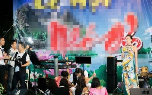 MC Nguyễn Cao Kỳ Duyên phân trần chuyện mặc hở khi xuất hiện ở chùa - 2 Kỳ Duyên tại buổi làm việc tại chùa