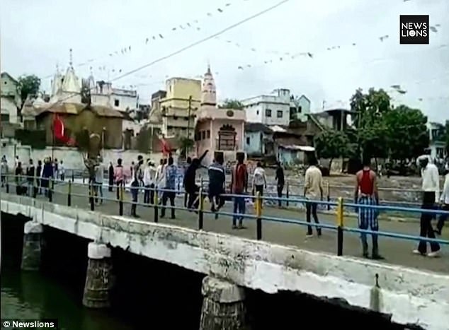 2 làng đổ ra đường ném đá vào nhau theo tục lệ, 400 người bị thương - 2 
Lễ hội khiến hàng trăm người bị thương.