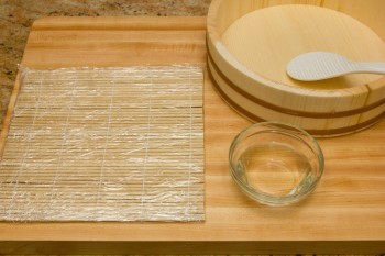 Cuối tuần đổi món với cơm cuộn kiểu rồng “sang chảnh”, hấp dẫn - 3 Cuối tuần đổi món với cơm cuộn kiểu rồng “sang chảnh”, hấp dẫn - 3
