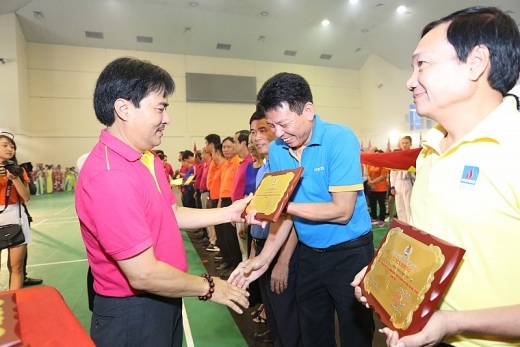 Khai mạc Tuần lễ Văn hóa Dầu khí lần thứ X và Hội thao ngành Dầu khí năm 2017 - 5 Ông Nguyễn Hùng Dũng, Phó Tổng giám đốc Tập đoàn trao kỷ niệm chương cho các đơn vị xuất sắc trong phong trào Xây dựng đời sống văn hóa cơ sở.