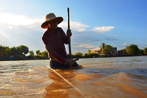 “Chồng cào, vợ đãi”... kiếm nửa triệu dưới đáy sông - 2 Dắt là loại nhuyễn thể, vỏ 2 mảnh họ hàng với sò, ngêu… nhưng có kích thước rất nhỏ. Con lớn nhất chỉ bằng móng tay cái người lớn.