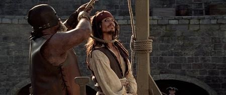 Những cái kết đau đớn vì bắt chước phim ảnh - 5 “Pirates of the Caribbean: Curse of the Black Pearl” có rất nhiều cảnh hành động kịch tính và đặc biệt gây ấn tượng ở trường đoạn nhân vật chính Jack Sparrow suýt chút nữa bị treo cổ nếu không có lưỡi kiếm giải cứu kịp thời của Will Turner.