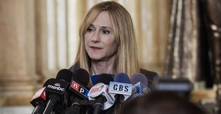 “Batman v Superman: Dawn of justice” đã phải hứng chịu vô số gạch đá dư luận và một nữ diễn viên thực lực như Holly Hunter cũng bị vạ lây vì trót tham gia bộ phim này. Vai diễn của Holly Hunter cũng không mấy quan trọng và các khán giả xem phim đều cảm nhận rằng, nữ diễn viên góp mặt trong “Batman v Superman: Dawn of justice” chỉ để nhận cát-xê và ra về.