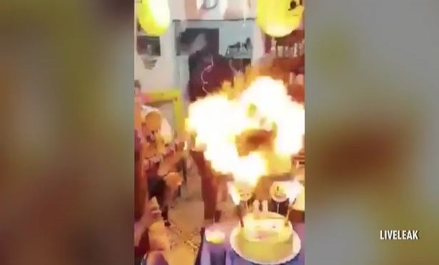 
Bé gái bị một quả cầu lửa bao trùm đầu
