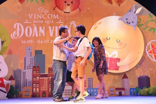 “Siêu trăng” Vincom lập kỷ lục Đèn Mặt Trăng Lớn Nhất Việt Nam - 5 Món quà bất ngờ Vincom dành tặng cho anh Đặng Đức Thanh Phong, một nhân sự tạm xa gia đình 3 tuần để tham gia thi công siêu trăng, gây xúc động cho khán giả. Vincom đã bí mật đưa vợ con anh Phong từ TP. Hồ Chí Minh ra Hà Nội, đoàn viên với anh sau nhiều ngày xa cách.