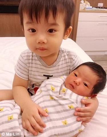 Bé gái mới chỉ được 1 tháng tuổi