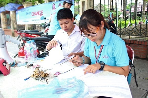 Gặp những người xe ôm đặc biệt nhất Việt Nam - 2 Xe ôm đỏ nhanh chóng liên lạc và xử lý yêu cầu và liên lạc liên tục của người tới tham gia chương trình
