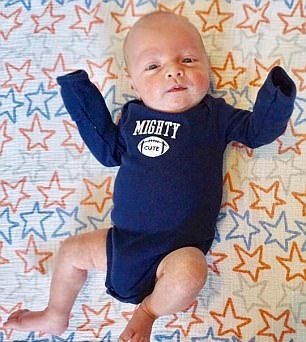 Nữ bác sĩ bất ngờ chuyển dạ trong lúc đỡ đẻ cho bệnh nhân - 5
Bé Jett chụp hình khi được tròn 1 tháng tuổi