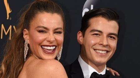 Loạt “cậu ấm, cô chiêu” nhà sao đẹp long lanh vượt cả phụ huynh - 4 Không mấy ai ngạc nhiên khi thấy con trai của nữ diễn viên xinh đẹp Sofia Vergara, Manolo Gonzalez-Ripoll Vergara cũng là một chàng thanh niên vô cùng tuấn tú. Bản thân Sofia Vergara từng tự hào chia sẻ rằng, mỗi khi nghe người khác ca ngợi vẻ quyến rũ, cách cư xử, lối nói chuyện hài hước của con trai, cô lại cảm thấy mọi sự hi sinh từ trước đến nay của mình là hoàn toàn xứng đáng.