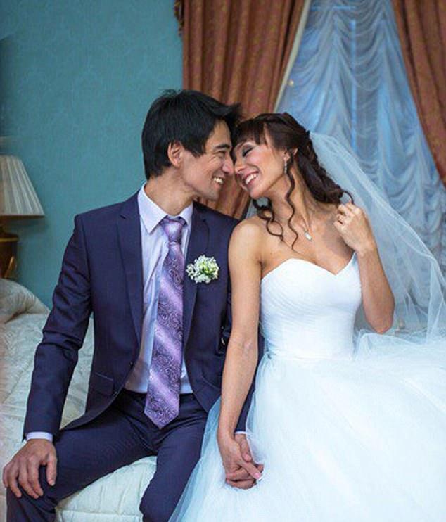 Cho rắn độc cắn rồi livestream cảnh chết dần để xin lỗi vợ - 5 Cặp đôi từng có một quá khứ ngọt ngào, hạnh phúc