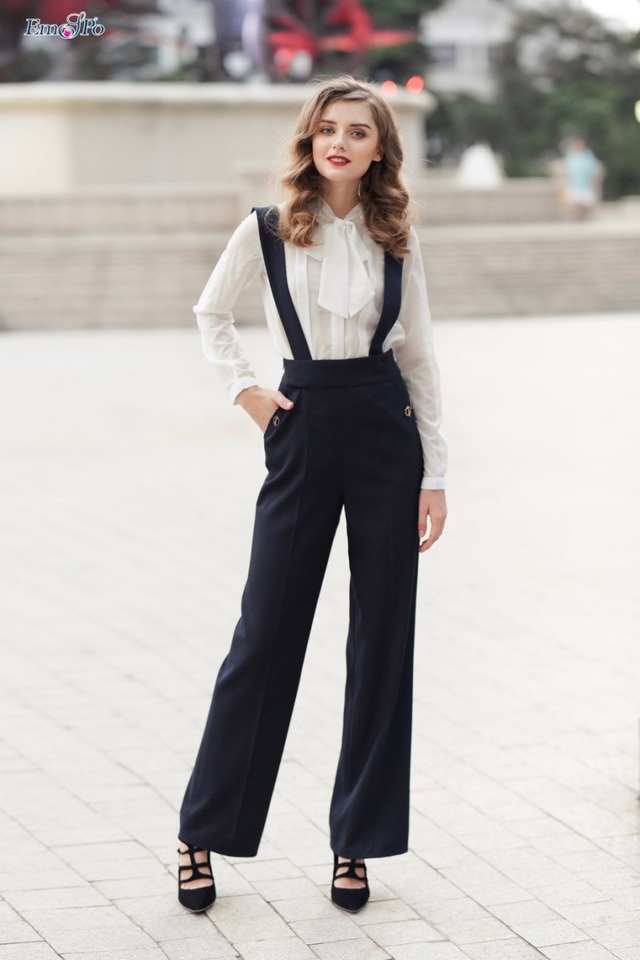 Đẹp quyến rũ với BST Chào Thu của Emspo - 6 Quần xuông mang lại cho người mặc một chiều cao lý tưởng , giúp kéo dài đôi chân và che dấu được rất nhiều nhược điểm. Thiết kế đã khéo léo kết hợp chiếc sơ mi chất liệu voal xước với độ kín hở vừa phải. Chiếc cổ tàu có thể thay bằng cổ nơ buộc hay quần quai yếm có thể tháo rời.