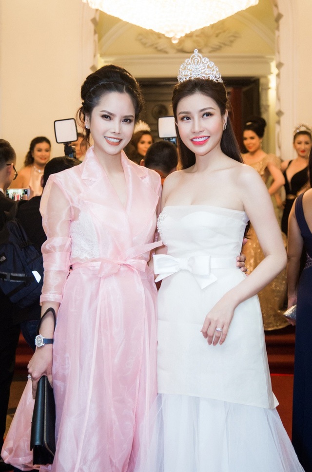 Hoa hậu Lam Cúc trao giải Nữ doanh nhân Sắc- Tâm- Tài - 6 Á Hậu Áo Dài 2016 gây chú ý sau phẫu thuật thẩm mỹ- Đặng Thùy Giang đọ sắc xinh đẹp bên Hoa hậu Lam Cúc.