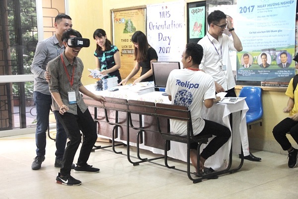 Gần 1.000 bạn trẻ đam mê Toán - Công nghệ thử sức với các doanh nghiệp lớn - 5 Sinh viên có những trải nghiệm công nghệ thú vị tại ngày hướng nghiệp.