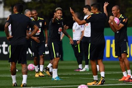 Neymar, Alves “quẩy” tưng bừng cùng Ronaldo "béo" trước trận gặp Chile - 5 Neymar và các đồng đội vô cùng thoải mái trước lượt trận cuối vòng loại World Cup