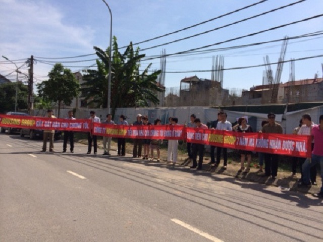 Những dự án “khét tiếng” của Housing Group thời “đại gia” Thu Nga - 2
Khách hàng mua nhà tại dự án Khu nhà ở kinh doanh tại Phú Thượng (Tây Hồ, Hà Nội) căng băng rôn đòi quyền lợi hồi giữa năm 2014 (ảnh I.T)