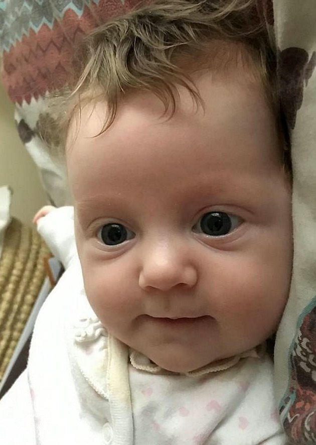 Bé sơ sinh quấn màng bọc thực phẩm vì "ruột để ngoài da" - 5 Bé gái được sinh thường tại bệnh viện đại học Wales