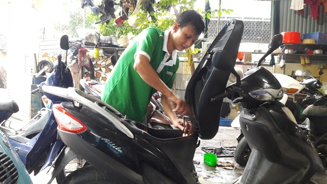 Nghệ An: Tiệm sửa xe “hốt bạc” sau mưa ngập - 2 Nhiều chiếc xe máy ngập nước quá lâu phải tháo tung để làm lại máy. Ảnh: Lê Tập