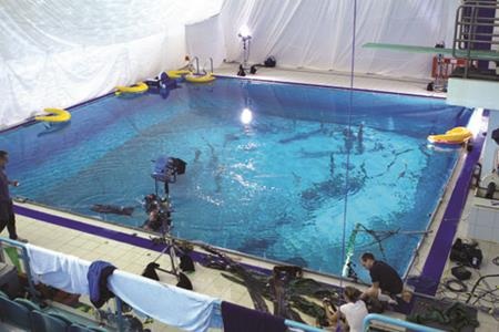"Ngã ngửa" trước hậu trường làm phim của Hollywood - 5 Lên phim thì hùng vĩ, bao la đến vậy nhưng thực chất, các cảnh quay đại dương sâu thẳm trên màn ảnh đều được thực hiện tại bể bơi. Dĩ nhiên, cả đoàn làm phim không thể lênh đênh giữa biển kèm theo đủ thứ máy móc để ghi hình nên bể bơi, cộng thêm xử lý hậu kì, mới là sự lựa chọn hoàn hảo.