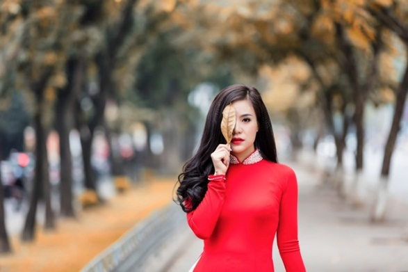 Ứng viên Hoa hậu Quý bà Châu Á thuần việt trong Quốc phục Dân tộc - 6 Nhẹ nhàng, tinh tế cũng không kém phần nổi bật, gương mặt khả ái cũng được tôn lên bởi sắc đỏ của áo dài truyền thống