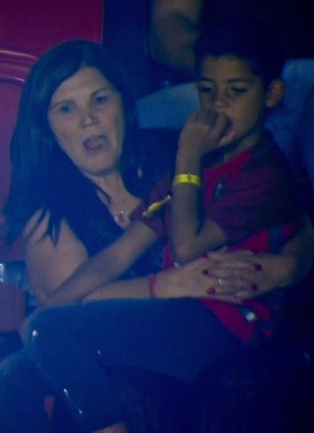 Đang bầu bí, bạn gái C.Ronaldo vẫn gây bão với thân hình quyến rũ - 5 Mẹ và con trai của C.Ronaldo cũng có mặt trên khán đài
