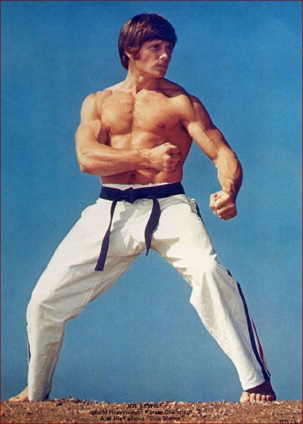 Đệ tử thành công nhất của Lý Tiểu Long: Một đòn knock out "xơi gọn" đối thủ - 1 Lý Tiểu Long là người dẫn dắt Joe Lewis đến với Triệt quyền đạo