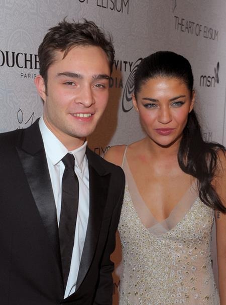 Khi các sao “tình trong như đã, mặt ngoài còn e” - 5 Nghe có vẻ khó tin nhưng “Chuck” Ed Westwick và “Vanessa” Jessica Szohr quả thực đã hẹn hò nhau trên phim trường của “Gossip girl”. Nhờ tài giấu diếm của hai ngôi sao nên chẳng có fans hâm mộ nào mường tượng được về chuyện này.