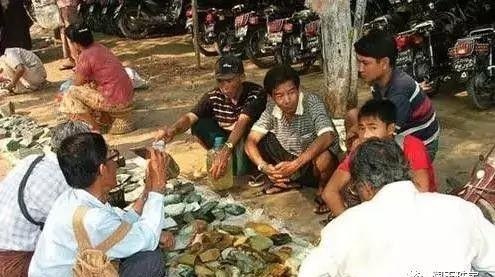 Choáng: Ngọc phỉ thúy thô ở Myanmar bán đổ đống như rau ngoài chợ - 2