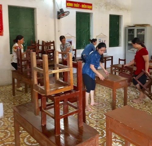Chương Mỹ: Nước đã rút hết khỏi trường học - 5 Kê lại bàn ghế, chuẩn bị đón các em trở lại trường sau bao ngày nghỉ học vì ngập úng