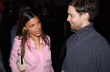 Bất ngờ với những chuyện tình thuở “sao” chưa vụt sáng - 5 Trước khi Tobey Maguire được toàn thế giới biết đến với vai diễn Người Nhện, nam tài tử này đã có 3 năm hẹn hò với Rashida Jones, cụ thể là từ năm 1997 đến năm 2000.