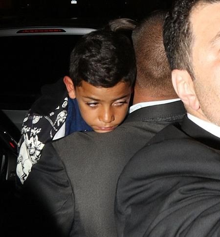 C.Ronaldo say sưa mừng chiến thắng bên cô bạn gái xinh đẹp - 5 Cậu con trai Cristiano Jr của CR7 thì có vẻ khá buồn ngủ